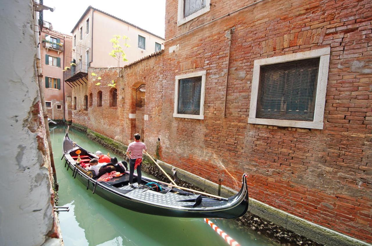 Gondola View * Venecia